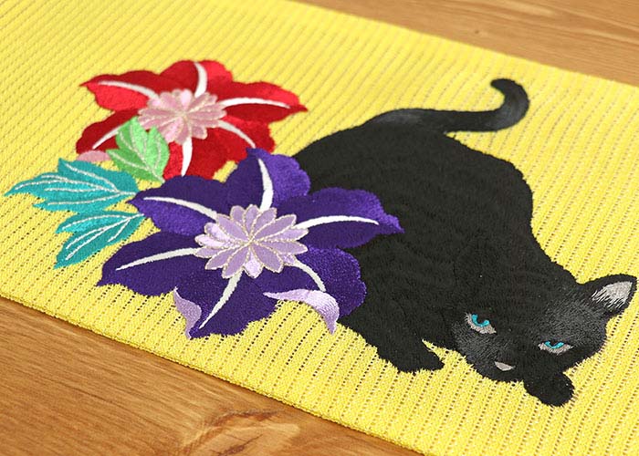 刺繍細帯 猫と鉄線（キイロ 109-302-108-15）絽 夏向け 黄色 赤 紫 花 黒猫 半幅帯 半巾帯 ポリエステル レーヨン糸 レディース  女性用 撫松庵