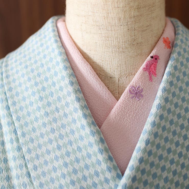 洗える半衿 刺繍半衿 小鳥とクローバー(薄ピンク色) 日本製 ワンポイント ピンク系 桃色 さくら色 鳥柄 女性 レディース 半襟 カジュアル 着物 きもの｜machigiya｜04