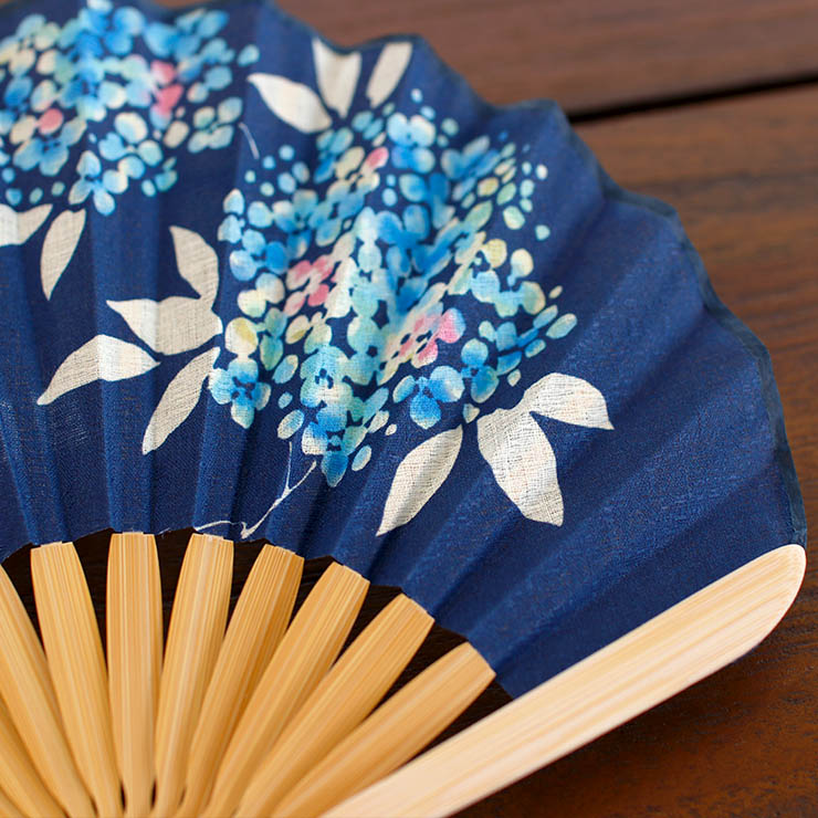 扇袋セット] 扇子 染骨 あじさい（紺 1027s） 化粧箱 シェル型 花柄