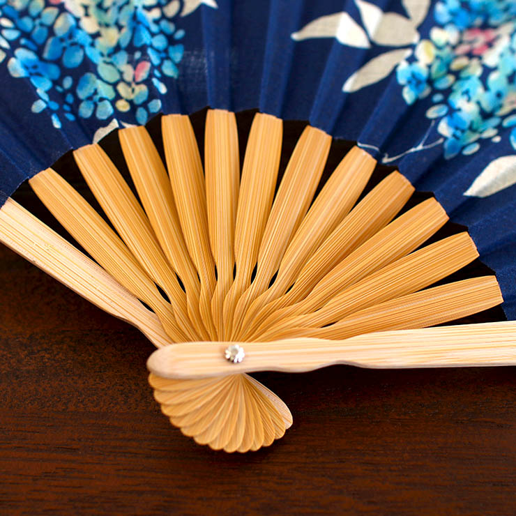 扇袋セット] 扇子 染骨 あじさい（紺 1027s） 化粧箱 シェル型 花柄
