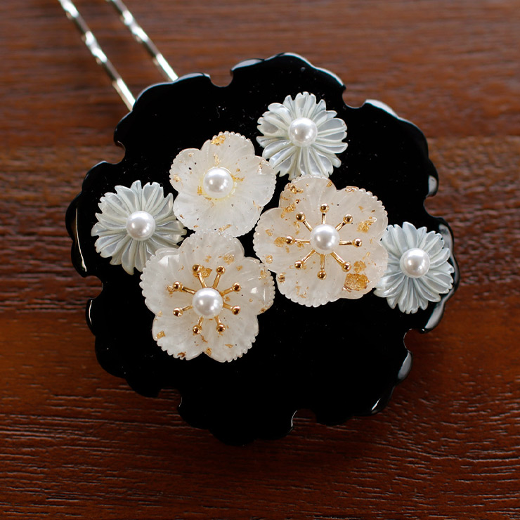 髪飾り（簪・かんざし）−雪輪台に花（白)− ヘアアクセサリー 螺鈿