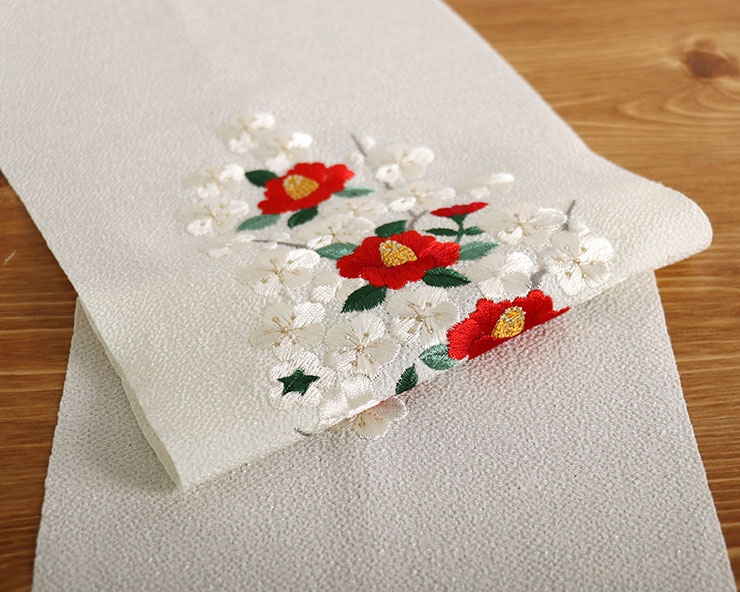 再入荷！刺繍半衿 - 梅椿（生成り×赤）半襟 椿 ツバキ つばき 梅