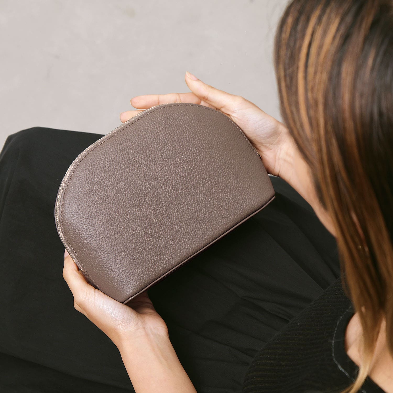 ポーチ 小物入れ 本革 大容量 自立 ラウンド型 レディース メンズ