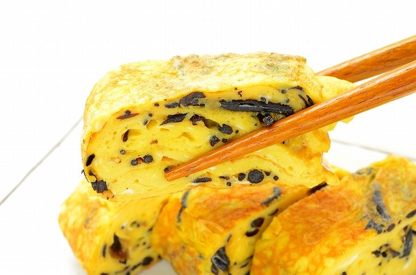 梅の実入り味ひじき入り出し巻き卵アップ