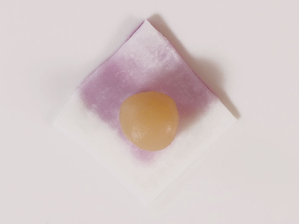 カキツバタを模した和菓子「唐衣(からごろも)」