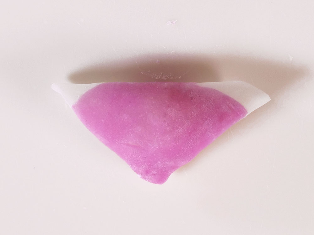 カキツバタを模した和菓子「唐衣(からごろも)」