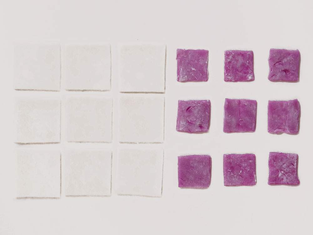 カキツバタを模した和菓子「唐衣(からごろも)」