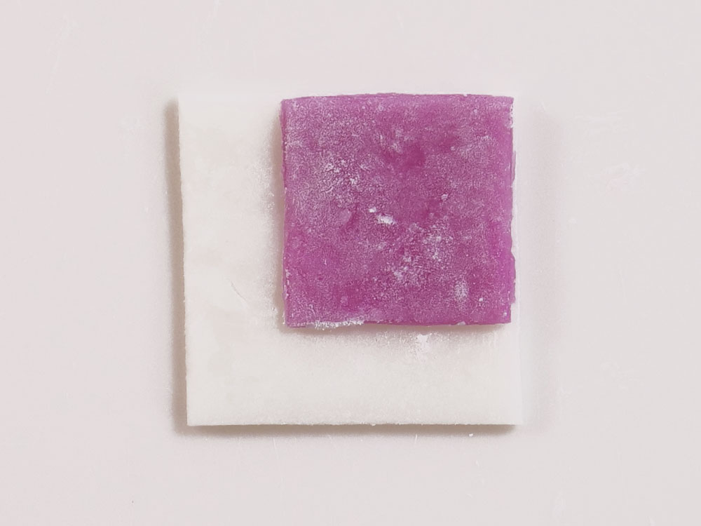 カキツバタを模した和菓子「唐衣(からごろも)」