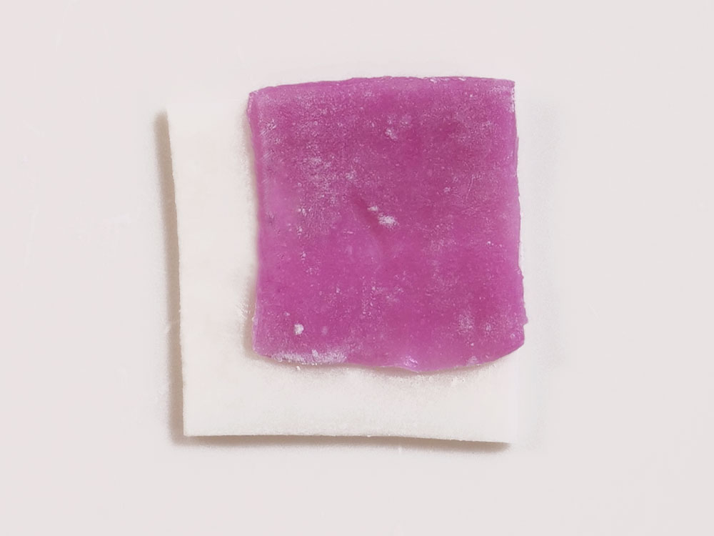 カキツバタを模した和菓子「唐衣(からごろも)」