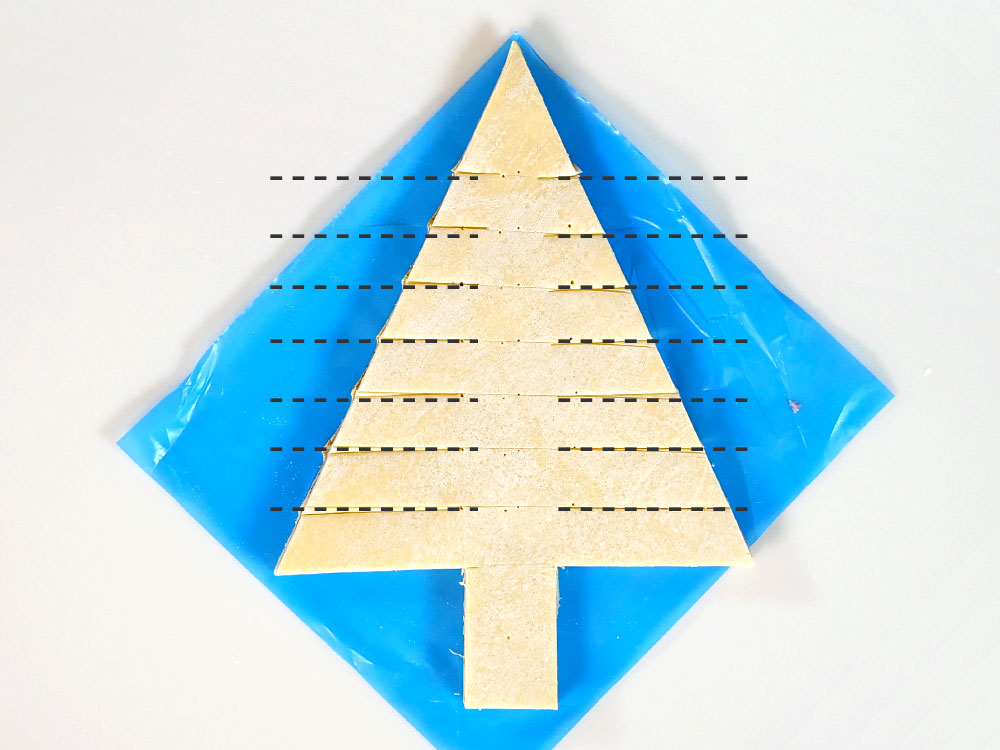 冷凍パイシートで作る手軽で華やかな2種類のクリスマスツリーパイ 成形