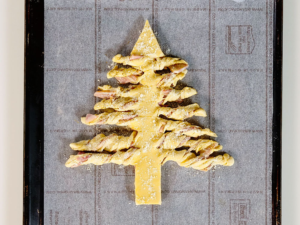 冷凍パイシートで作る手軽で華やかな2種類のクリスマスツリーパイ 成形