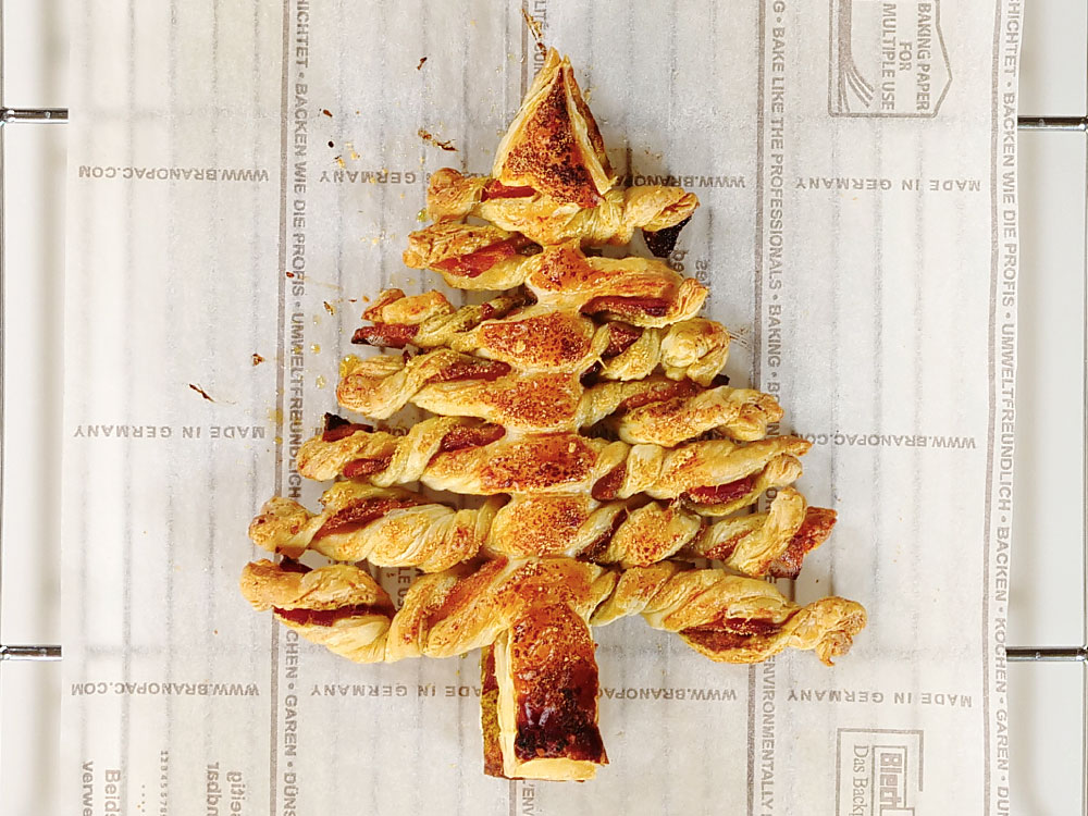 冷凍パイシートで作る手軽で華やかな2種類のクリスマスツリーパイ 焼成