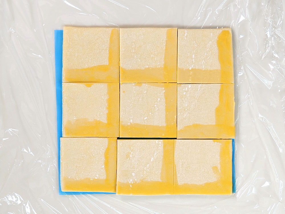 手のひらサイズがかわいらしい！冷凍パイシートで作る三角チョコパイ 成形