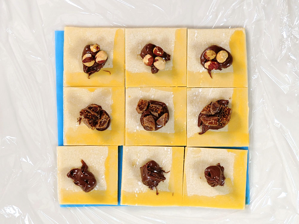 手のひらサイズがかわいらしい！冷凍パイシートで作る三角チョコパイ 成形