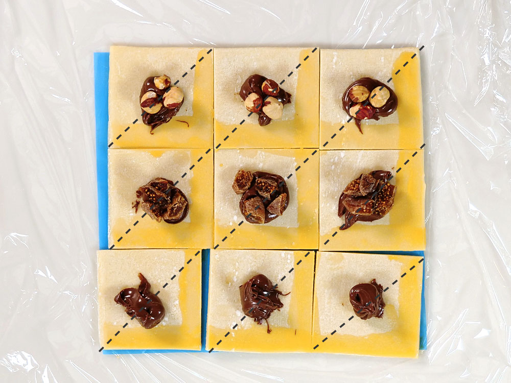 手のひらサイズがかわいらしい！冷凍パイシートで作る三角チョコパイ 成形