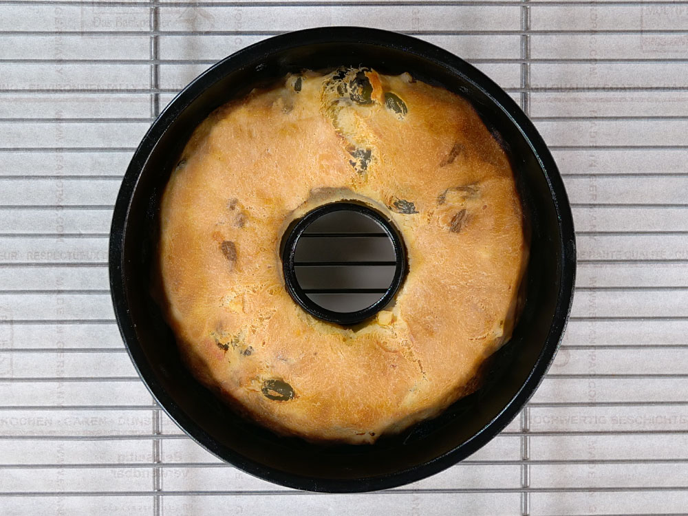 しっとりふんわり生地とドライフルーツの優しい味わい。クグロフ・アルザシエンヌ 成形