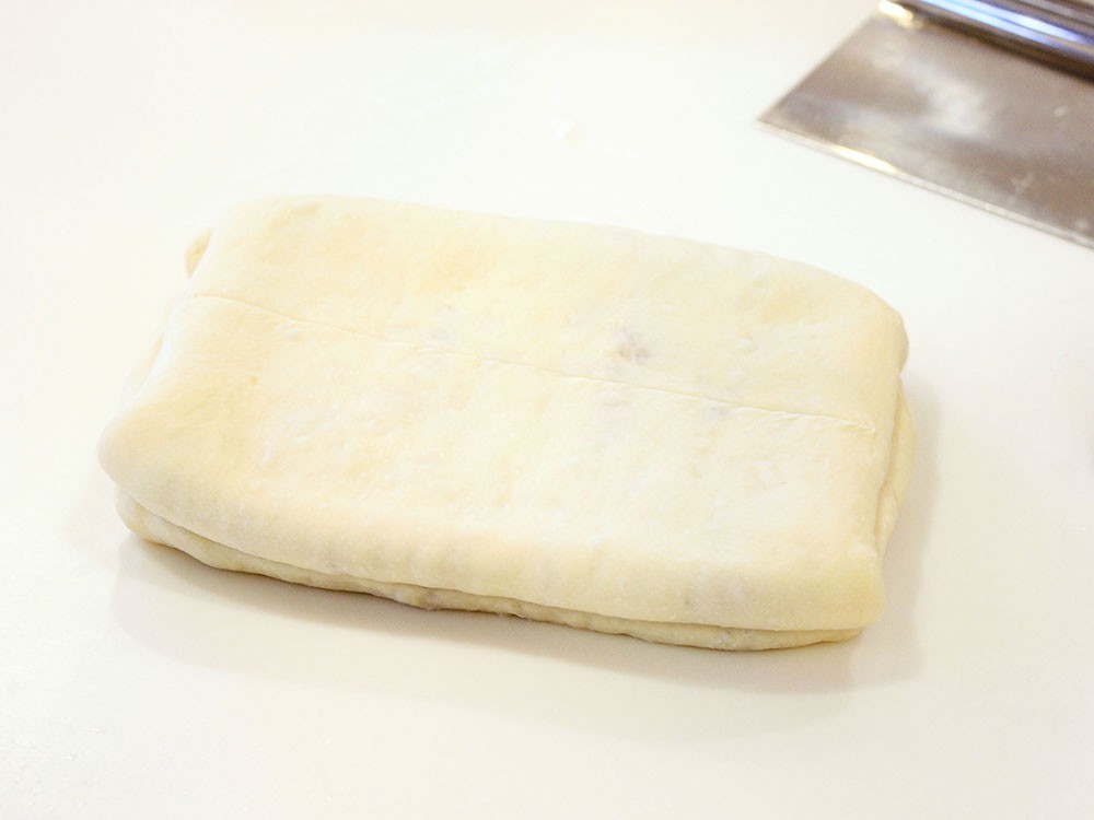 スリムショコラ食パン(シートの折り込み作業)