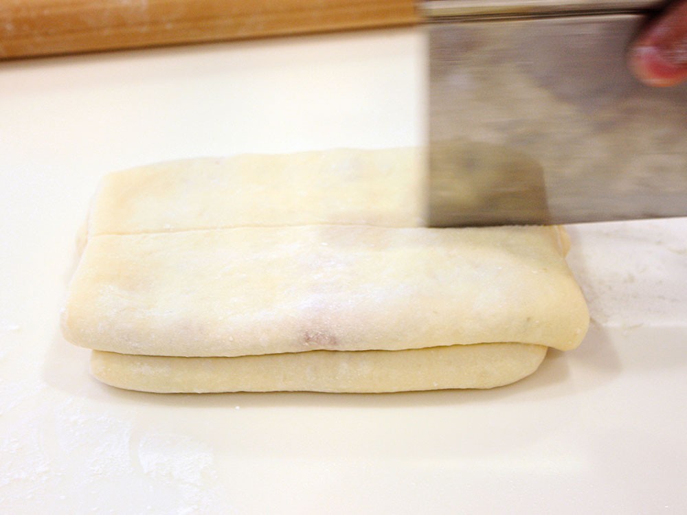 スリムショコラ食パン(シートの折り込み作業)