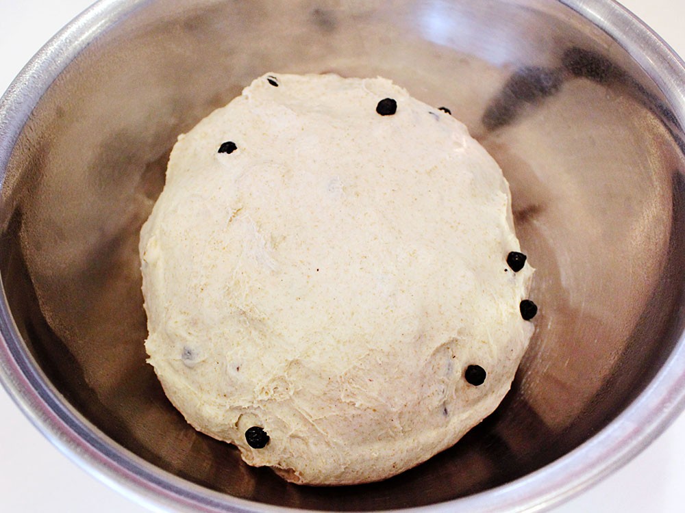 クリームチーズとブルーベリーのライ麦パン
