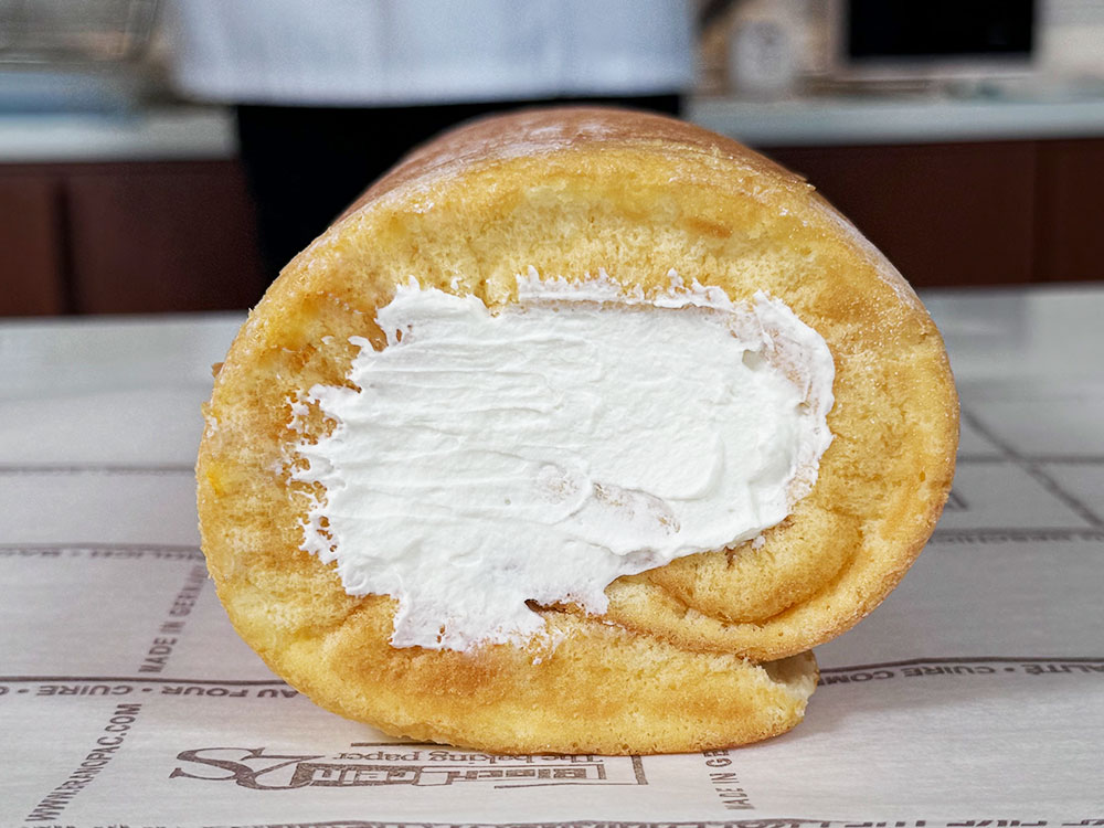 しっとり生地とたっぷりクリーム ひと口でおいしさ広がるご褒美スイスロール（ロールケーキ）,基本のKEY,お菓子と基本の道具編,第10回 基本のスイスロール（ロールケーキ）