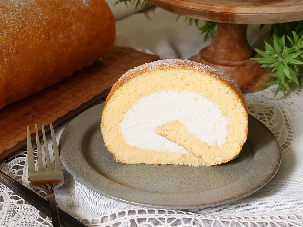 しっとり生地とたっぷりクリーム ひと口でおいしさ広がるご褒美スイスロール（ロールケーキ）,基本のKEY,お菓子と基本の道具編,第10回 基本のスイスロール（ロールケーキ）