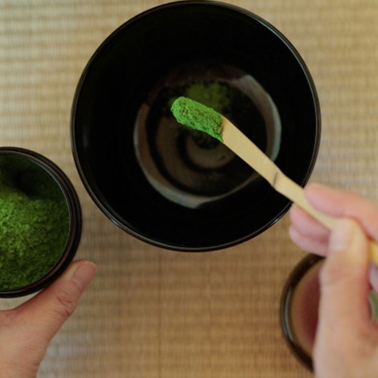 椀に抹茶を入れる