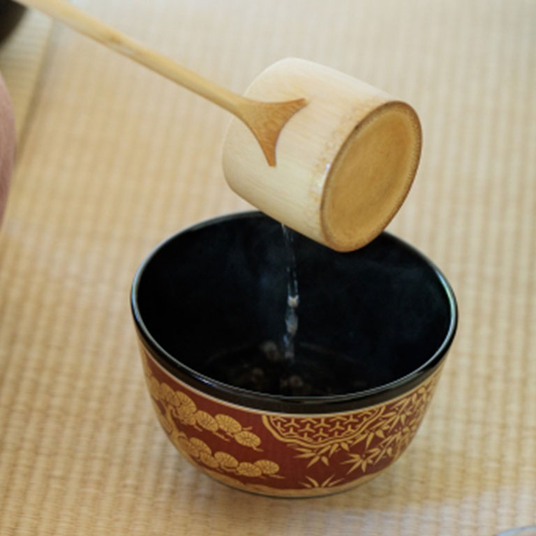 お湯の温度を下げて椀に入れる