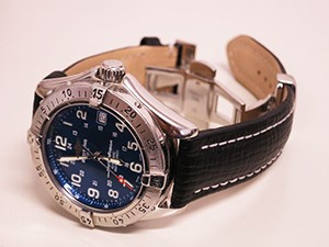 時計ベルトをモレラートのティポブライトリングクオイオに交換したBREITLING Super Ocean