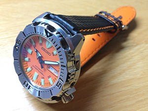 時計ベルトをモレラートのバイキングに交換したセイコーオレンジモンスターダイバー