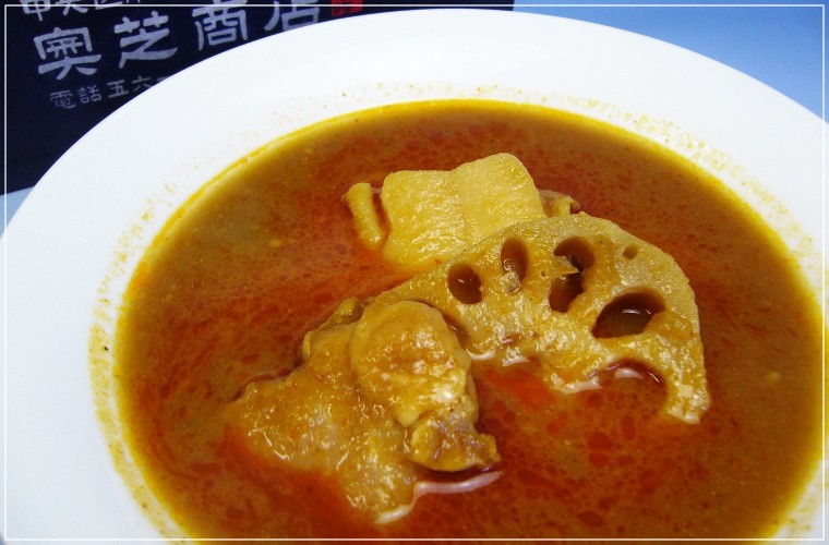 この奥芝商店のチキンカリーは、ここにたどり着く迄のエピソードがとっても心温まるんです。このスープカレーは「海老」の出汁が良いアクセントになっていて、その旨みにトマトの酸味が程よく調和したスープがなんともたまらないスープカレーに仕上がっております。 