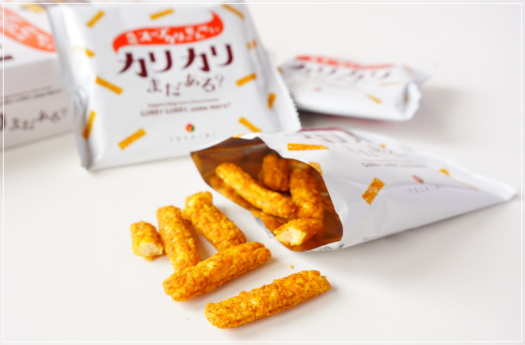 あるとき、シェフは思いつきました。「大好きなスープカレーとせんべいを組み合わせたら、どんなに美味しくなるだろう。」オリジナルブレンドの特製ガラムマサラとエビを練り込んだ香ばしいスティックタイプの揚げせんべい。試行錯誤をかさね、やっとの思いで出来上がったとき、口いっぱいに頬ばったシェフが、満面の笑顔で言いました。「これはうまい！カリカリ、まだある？」
