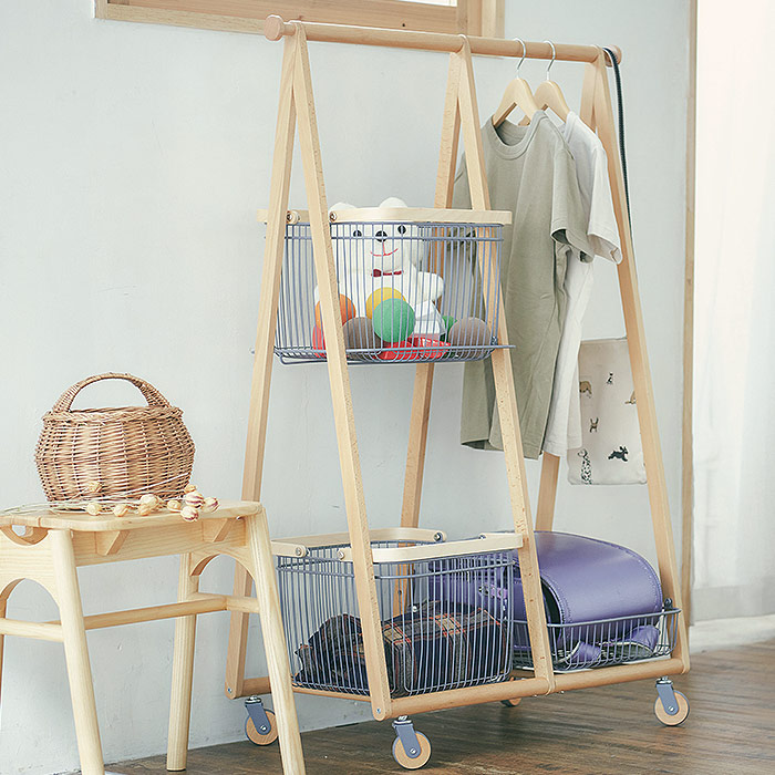 木製ハンガーラック メタルバスケット付き スチールバスケット付き木製ハンガーラック 低め 子ども用[t
