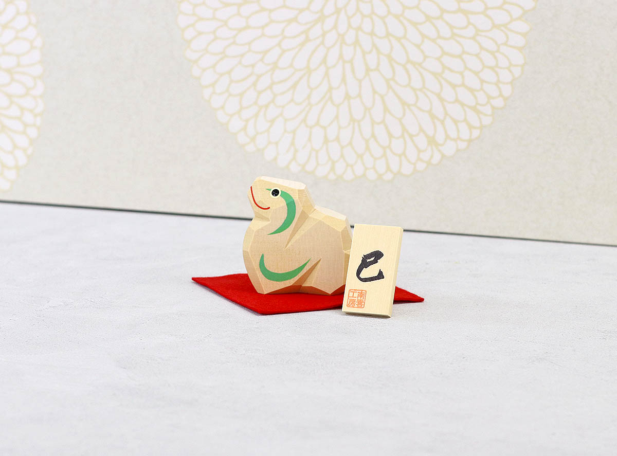 秋草の絵屏風 木製 三つ折 伊予 一刀彫り 南雲製 置物 秋草の絵屏風 木製 三つ折 伊予 一刀彫り 南雲製 置物