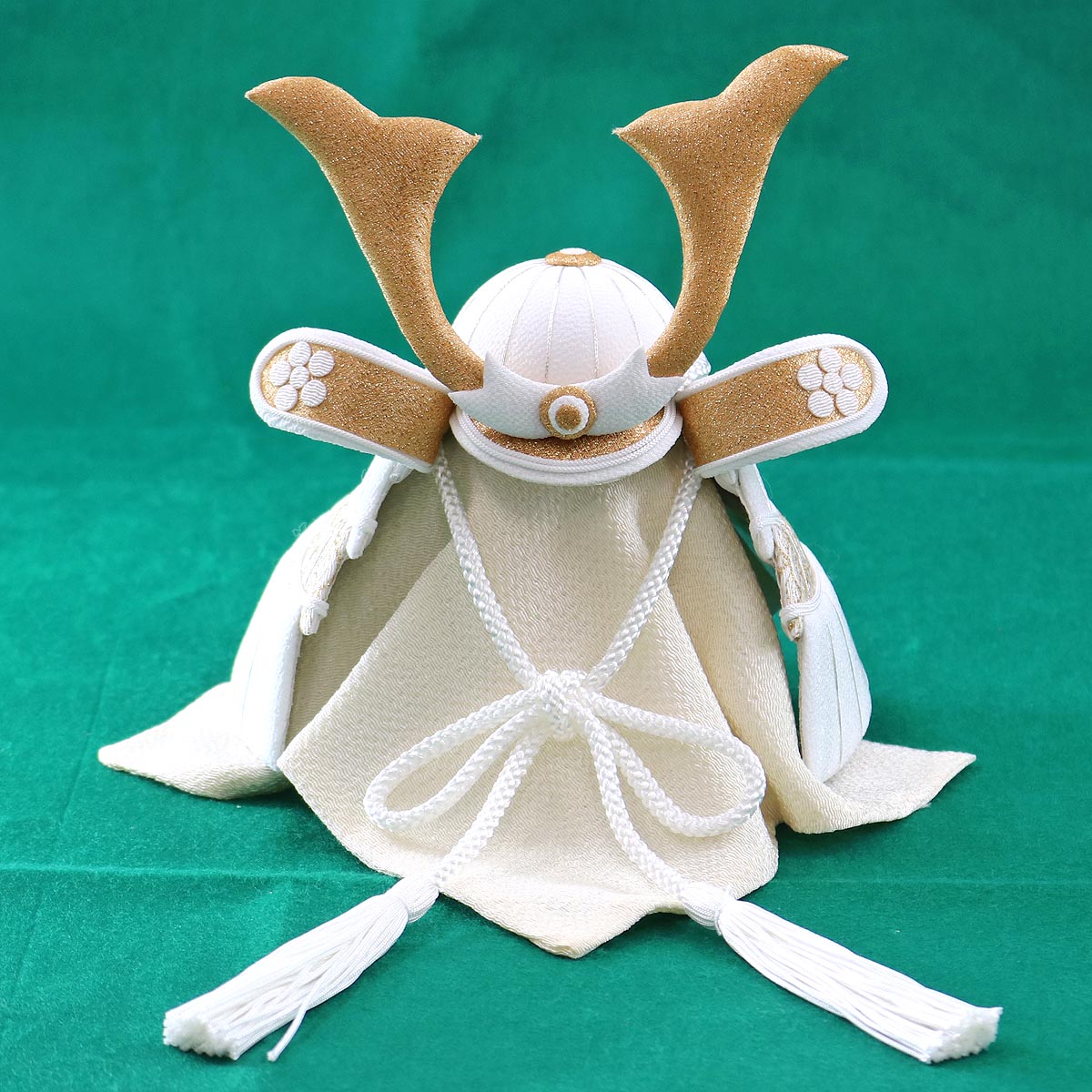五月人形 兜飾り WHITE STYLE ちりめん兜 （白金） 衝立六角ホワイト飾り台 コンパクト おしゃれ 兜