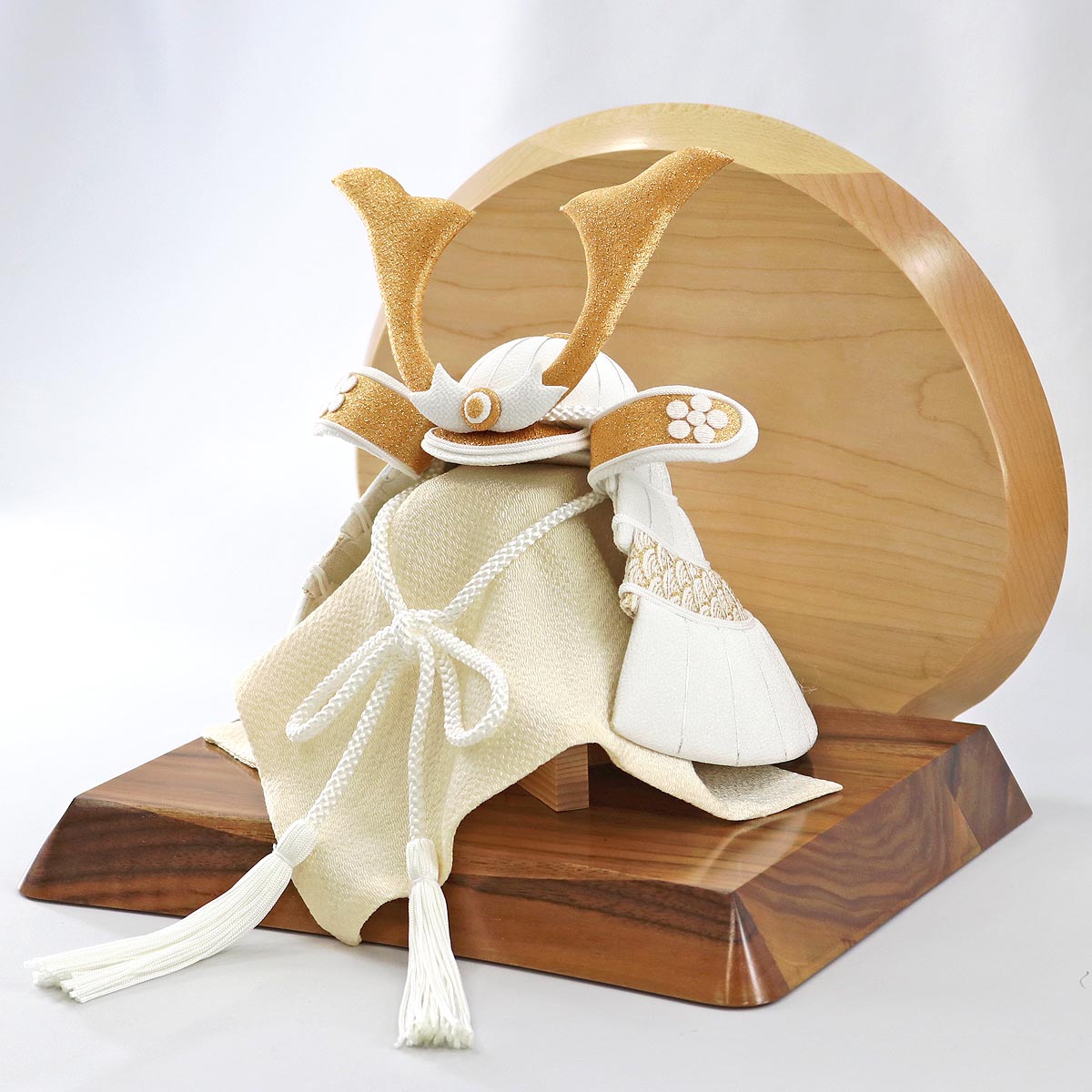 五月人形 兜飾り WHITE STYLE ちりめん兜 （白金） 金鍬 高級木材使用