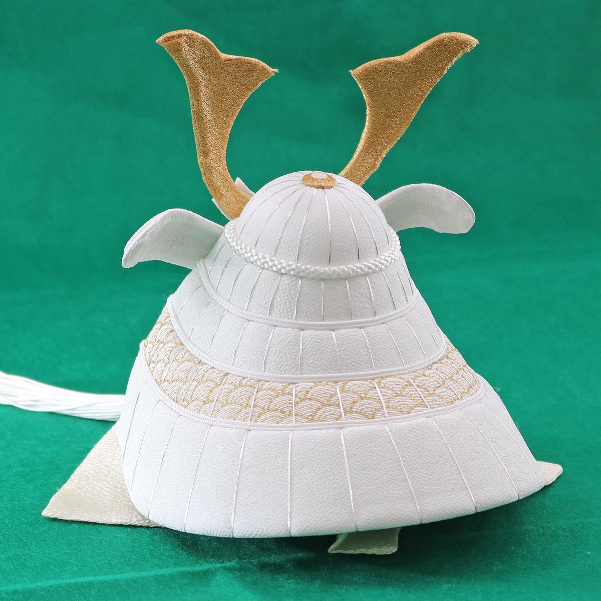 五月人形 兜飾り WHITE STYLE ちりめん兜 （白金） 金鍬 高級木材使用