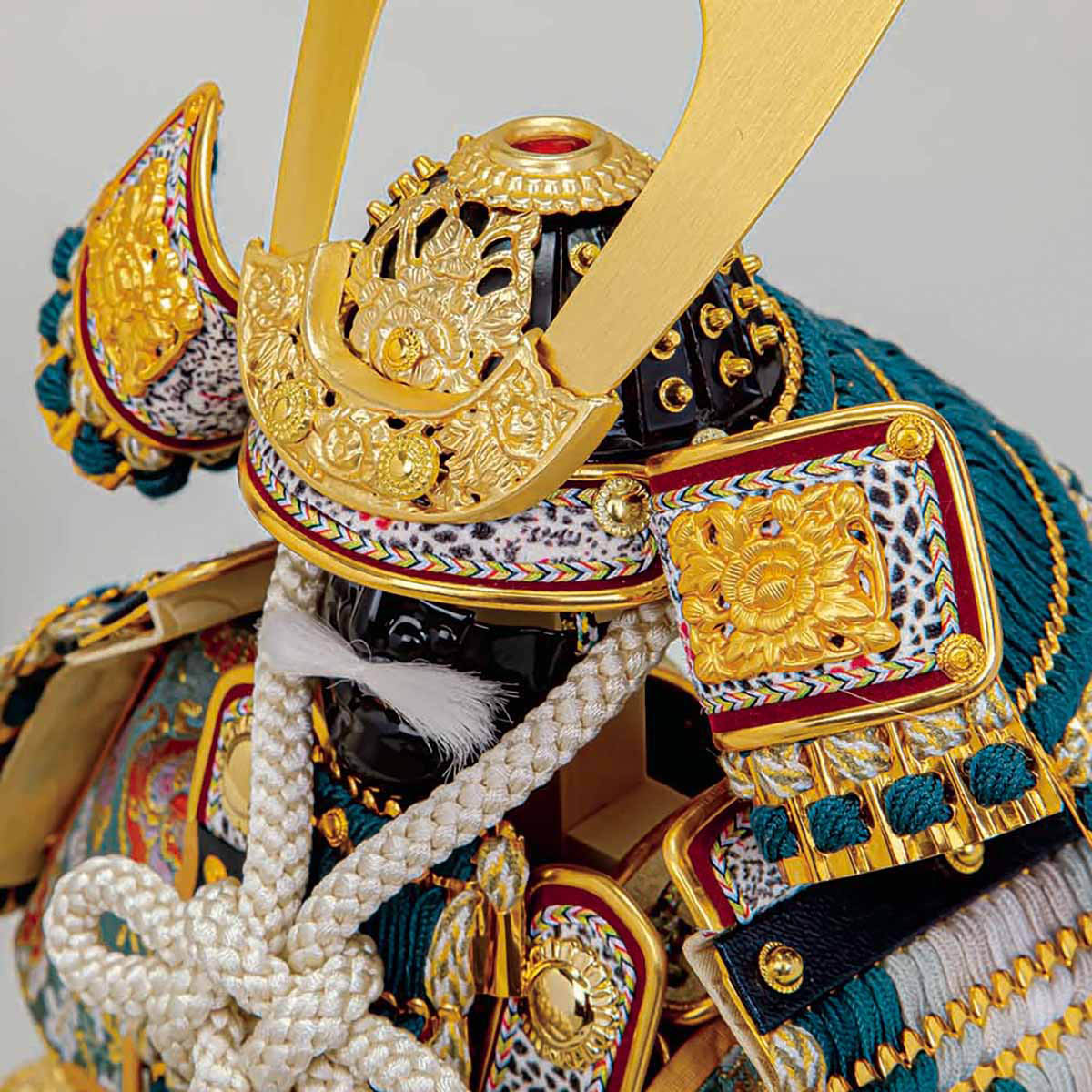 美品五月人形 武士鎧　武蔵朔太郎作 飛鳥 5号 金茶 裾濃　モダンな兜 豪華屏風 五月人形 平安豊久 鎧飾り 5号 武蔵朔太郎作 鉄紺沢瀉 正絹糸縅