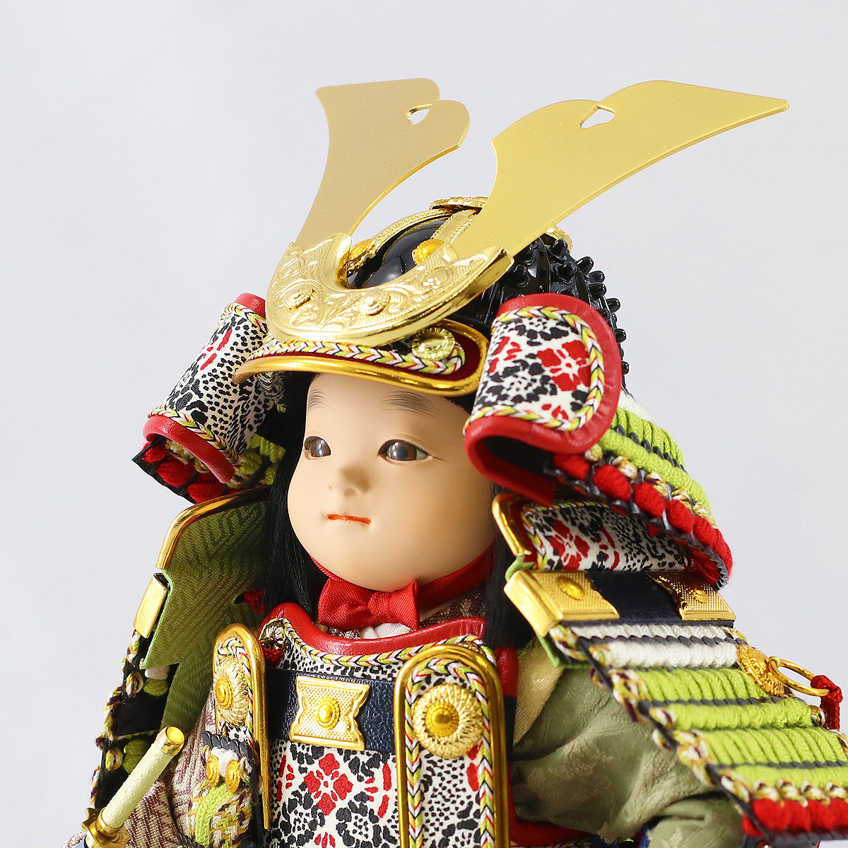 五月人形 幸一光 子供大将ケース飾り 晴（はれ） 黒小札鶯白段威 鯉幟 黒塗り金バック ガラスケース飾り ケース入り コンパクト おしゃれ_8