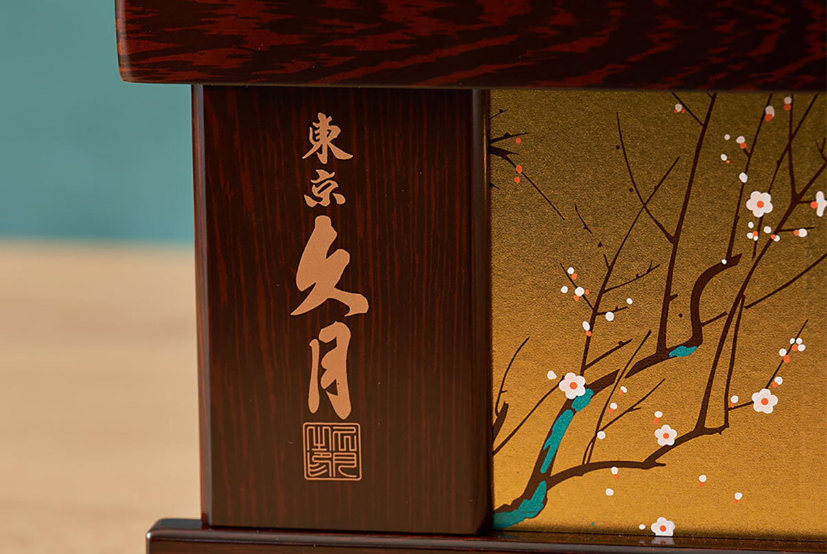 五月人形 久月 兜収納飾り 12号 久月 正絹緋縅 兜飾り 収納飾り 久月 久月 五月人形 兜収納飾り 12号 兜 収納飾り 正絹 緋縅 光琳梅二曲屏風
