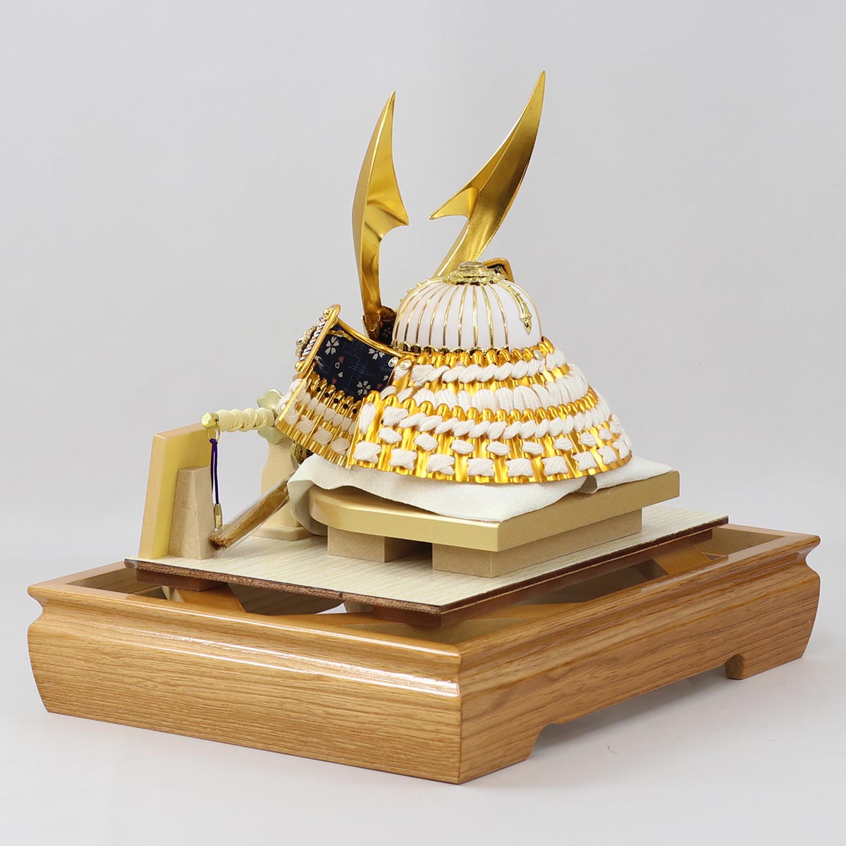 東京久月五月人形兜飾り白木ガラスケース入・コンパクトサイズ