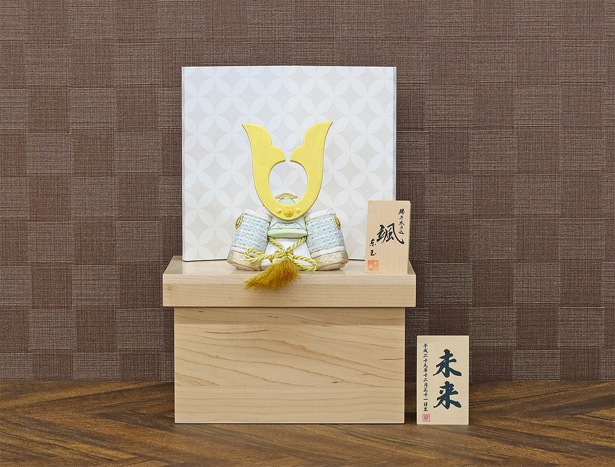 五月人形 木目込み飾り 颯 「白」 中鍬形 ハードメイプル製収納箱 兜収納飾り コンパクト おしゃれ