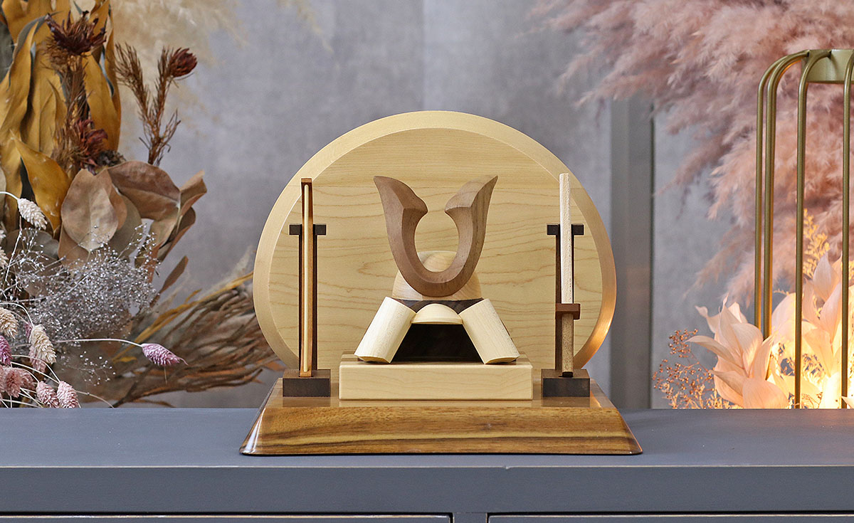五月人形 木製兜飾り 木製 無垢材の兜 muku （むく） 立体大鍬形 弓
