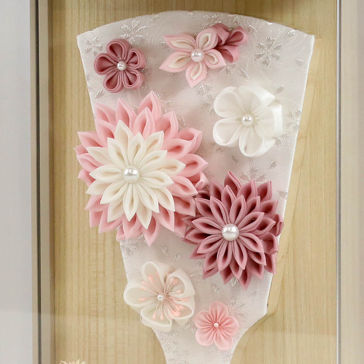 東京久月　つまみ細工額入　羽子板・壁掛け・間口約２４×奥行約１１×高さ約３３㎝ 東京久月 つまみ細工額入 羽子板・壁掛け・間口約20×奥行約8