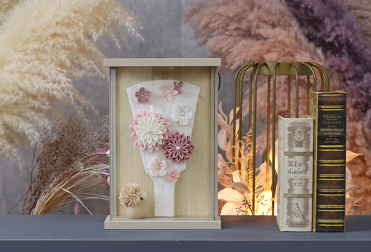 羽子板 お祝い 初正月 つまみ細工 白/薄紫 壁掛け 額飾り モカ塗り