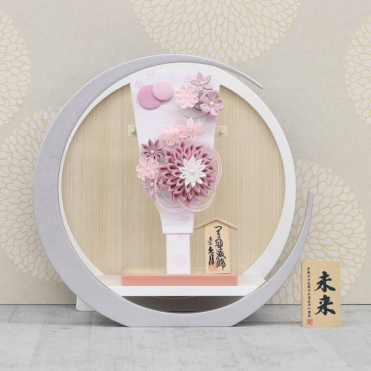 東京久月　つまみ細工額入　羽子板・壁掛け・間口約２０×奥行約９×高さ約３３㎝ 久月 羽子板 お祝い 初正月 9号 つまみ細工 髪飾り付き 羽子板 桃 白銀