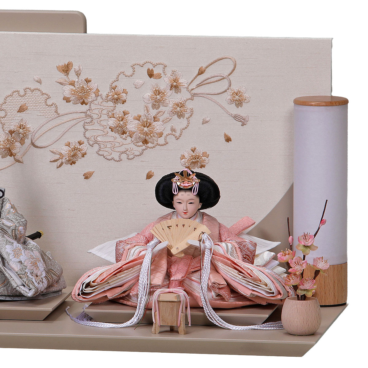 雛人形 親王飾り さな 芥子親王 平飾り モカ 刺繍雪輪桜屏風 平安豊久