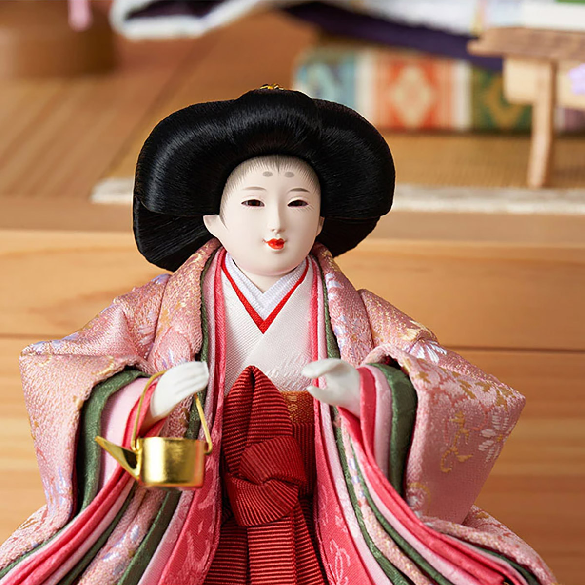 雛人形 三段収納飾り 銘木 檜 刺繍 衣裳着 芥子親王 柳官女 五人飾り