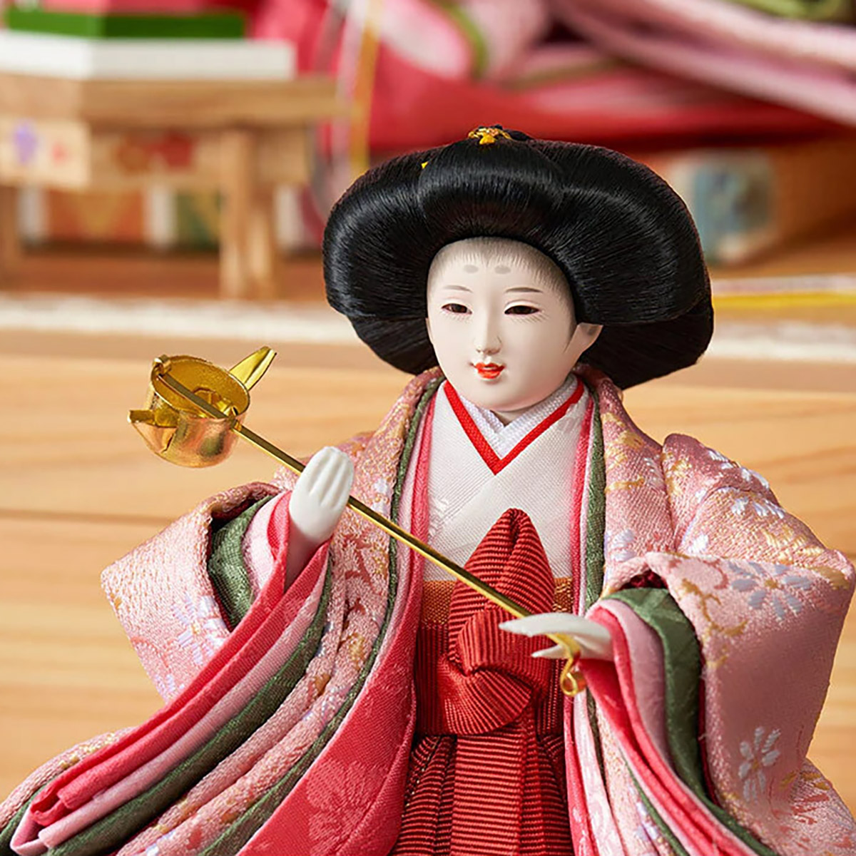 雛人形 三段収納飾り 銘木 檜 刺繍 衣裳着 芥子親王 柳官女 五人飾り