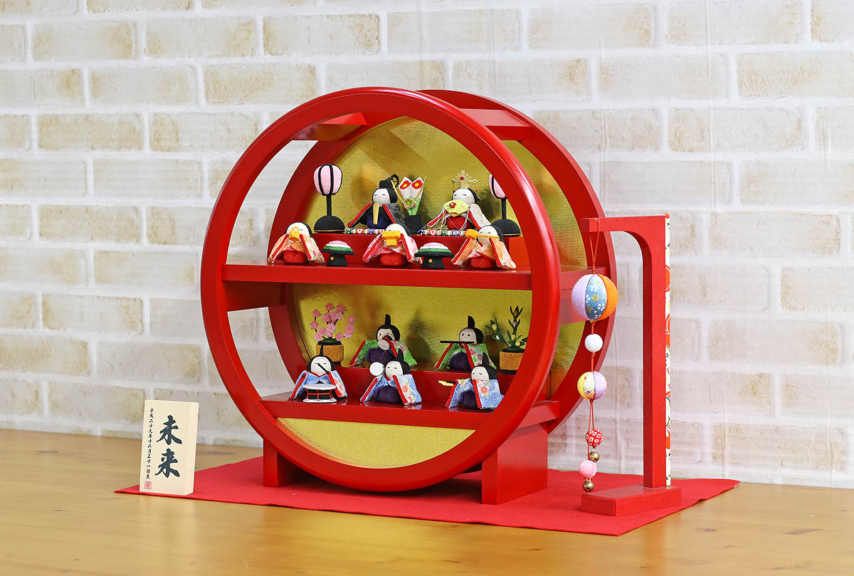 雛人形 ちりめん雛 わらべ雛 10人揃い 赤塗り 木製 円形台飾り 毛せん
