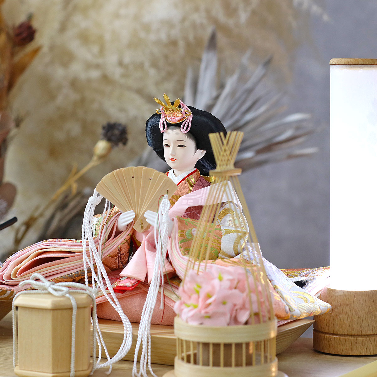 雛人形 ケース飾り 白木 木目 花飾り アクリルケース入り 親王飾り コンパクト ケース入り 吉徳 吉徳大光_7